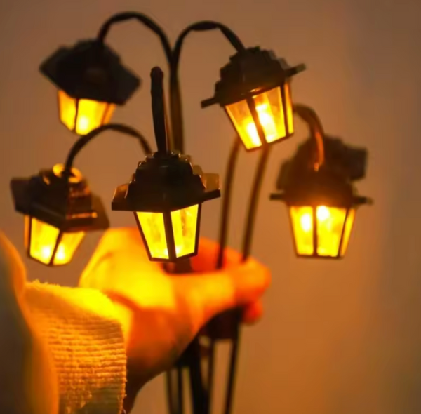 Solar Retro Lantern | Decorative LED Garden Light | Classic Street Lamp Design & Outdoor Lighting