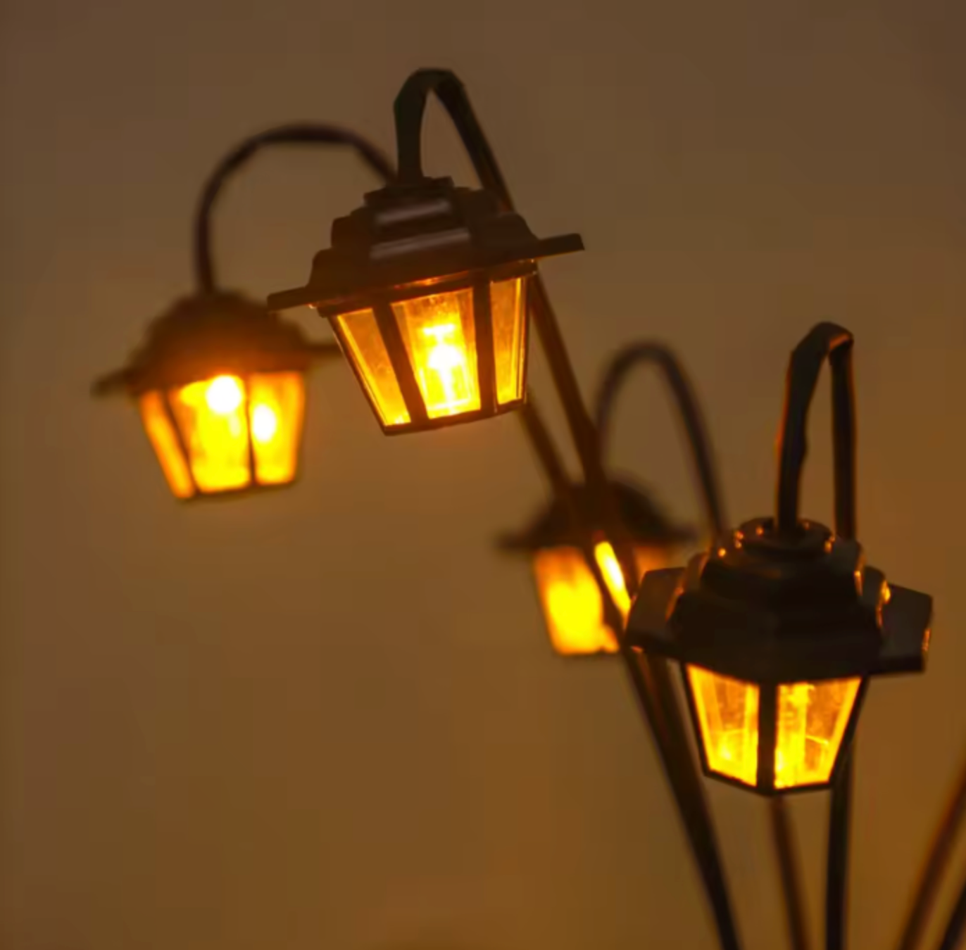 Solar Retro Lantern | Decorative LED Garden Light | Classic Street Lamp Design & Outdoor Lighting